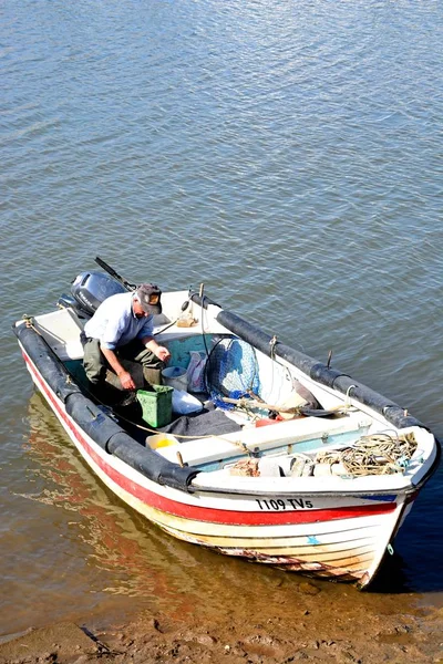 Tavira Πορτογαλία Ιουνίου 2017 Ψαρά Μια Μικρή Βάρκα Κατά Μήκος — Φωτογραφία Αρχείου