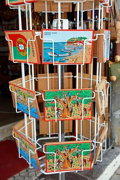 Tavira Portugal Juni 2017 Traditionelle Portugiesische Korkpostkarten Auf Einem Regal — Stockfoto