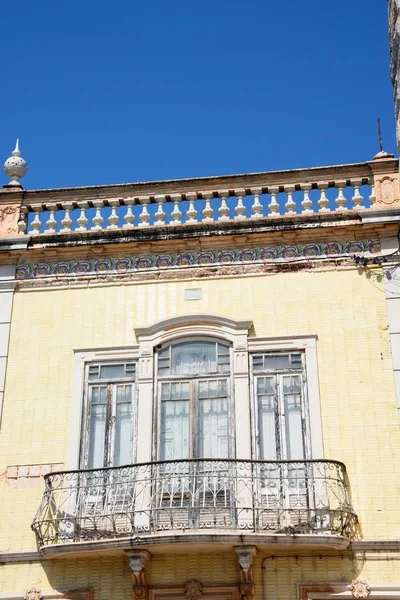 Tavira Portugal Junio 2017 Edificio Tradicional Portugués Con Balcón Largo — Foto de Stock
