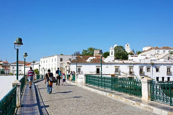 Tavira Portugália 2017 Június Gyalogosok Gyalogos Római Híd Város Épület — Stock Fotó