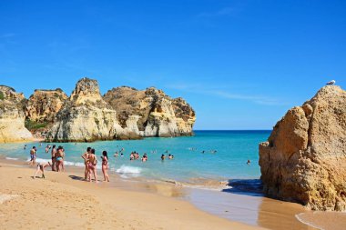 PORTIMAO, PORTUGAL - 10 Haziran 2017 - Plajda ve denizde dinlenen turistler, Praia da Rocha, Portimao, Algarve, Portekiz, Avrupa, 10 Haziran 2017.