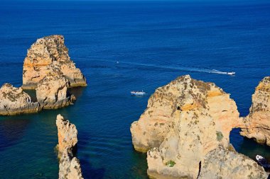 Lagos, Portekiz - 10 Haziran 2017 - uçuruma turist teknelerde Ponta da Piedade, Lagos, Algarve, Portekiz, Avrupa, Bay görünümünü 10 Haziran 2017 yükseltilmiş.