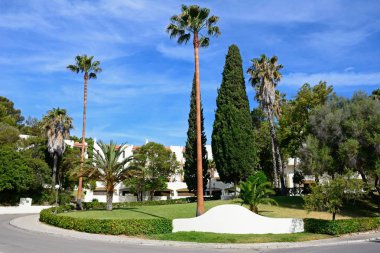 Bir turist apartman kompleksi palmiyeler önalan, Albufeira, Algarve, Portekiz, Avrupa, 10 Haziran 2017 Albufeira, Portekiz - 10 Haziran 2017 - giriş.