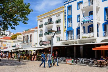 Albufeira, Portekiz - 10 Haziran 2017 - kaldırım kafeleri Albufeira, Algarve, Portekiz, Avrupa tarafından 10 Haziran 2017 geçen turistler ile eski şehir ana meydanında.
