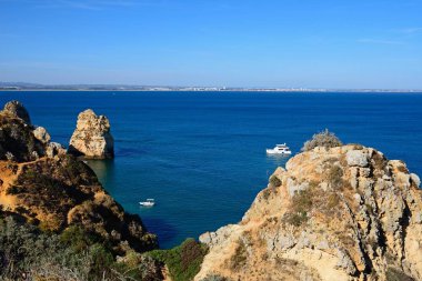 Lagos, Portekiz - 10 Haziran 2017 - uçuruma görünümü sayısı ile doğru Ponta da Piedade, Lagos, Algarve, Portekiz, Avrupa, kıyı şeridi okyanus üzerinde 10 Haziran 2017 yükseltilmiş.