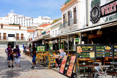 Albufeira, Portekiz - 10 Haziran 2017 - turistler, kaldırım kafeleri eski şehir, Albufeira, Algarve, Portekiz, Avrupa, 10 Haziran 2017 ana meydanında rahatlatıcı.