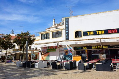 Albufeira, Portekiz - 10 Haziran 2017 - kaldırım kafeleri sabah, Albufeira, Algarve, Portekiz, Avrupa, 10 Haziran 2017 sırasında eski şehir ana meydanında.
