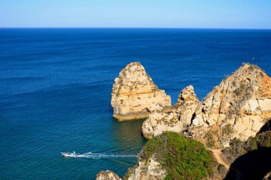 Lagos, Portekiz - 10 Haziran 2017 - uçuruma görünümü sayısı ile doğru Ponta da Piedade, Lagos, Algarve, Portekiz, Avrupa, kıyı şeridi okyanus üzerinde 10 Haziran 2017 yükseltilmiş.