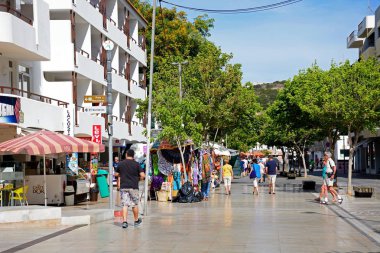 Albufeira, Portekiz - 10 Haziran 2017 - mağaza ve turistik Pazar tezgahları boyunca Av 25 de Abril eski şehir, Albufeira, Algarve, Portekiz, Avrupa, 10 Haziran 2017.