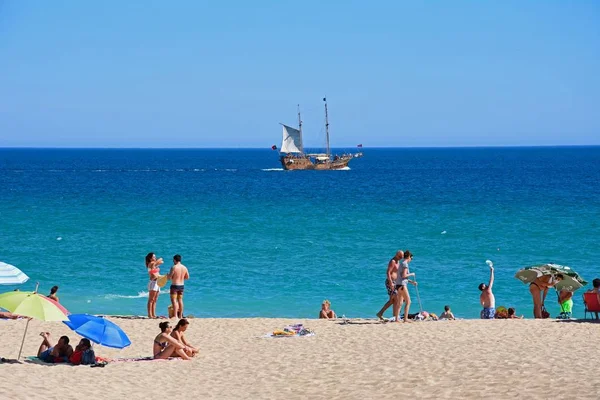 Portimao Portugal Junio 2017 Turistas Relajados Playa Mar Con Barco — Foto de Stock