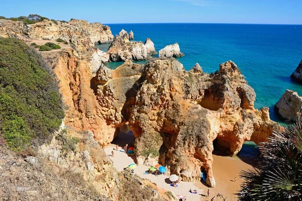 Portimao Portugalia Czerwca 2017 Podwyższony Widok Klify Turystami Relaksującymi Się — Zdjęcie stockowe