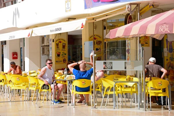 Albufeira Portugal Junio 2017 Turistas Relajados Una Cafetería Largo Abril — Foto de Stock