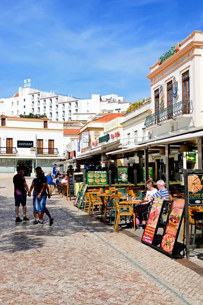 Albufeira Portugal June 2017 Tourists Relaxing Pavement Cafes Main Square — Stock Photo, Image