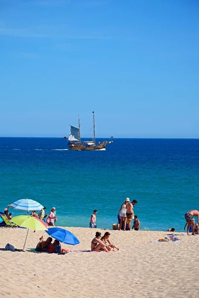 Portimao Portugalsko Června 2017 Turisté Relaxující Pláži Moři Lodí Zálivu — Stock fotografie