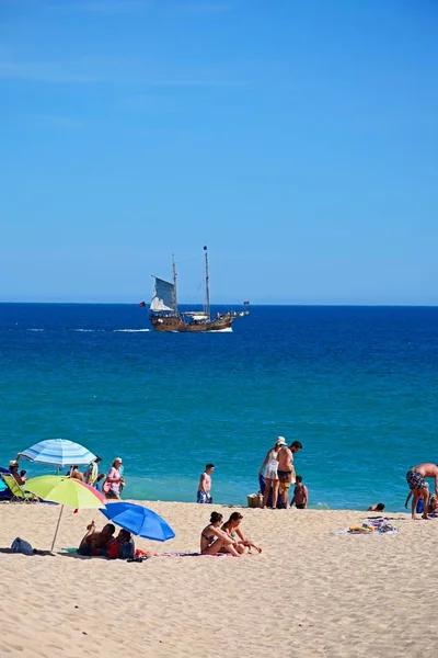 Portimao Portugal Junio 2017 Turistas Relajados Playa Mar Con Barco — Foto de Stock