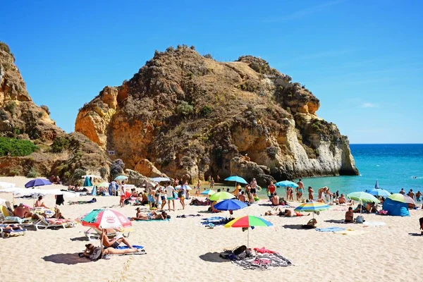 Portimao Portugal Haziran 2017 Plajda Denizde Dinlenen Turistler Praia Rocha — Stok fotoğraf