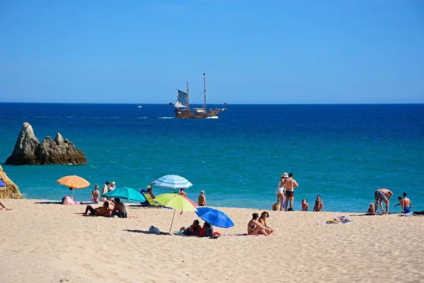 Portimao Portugal Junio 2017 Turistas Relajados Playa Mar Con Barco — Foto de Stock