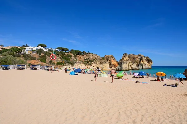 Portimao Portugal Junio 2017 Turistas Relajados Playa Arena Praia Rocha — Foto de Stock