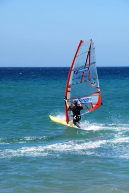 Adam Valdevaqueros sahilden, Tarifa, İspanya Rüzgar Sörfü.