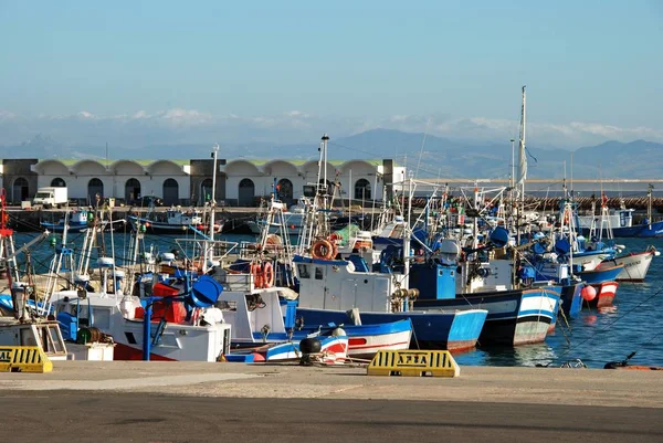 Utsikt över båtarna i hamnen med utsikt mot marockanska kusten och bergen, Tarifa, Spanien. — Stockfoto