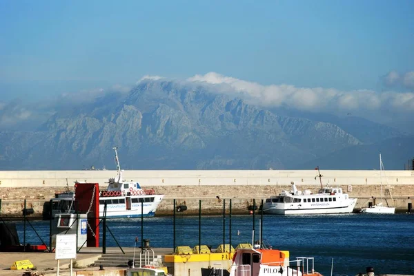 Vista de barcos en el puerto con vistas hacia la costa y montañas marroquíes, Tarifa, Cádiz . — Foto de Stock