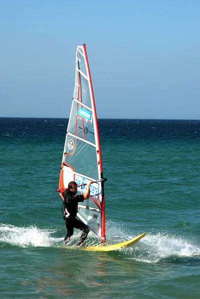 Muž windsurfingu Valdevaqueros pláže, Tarifa, Španělsko. — Stock fotografie