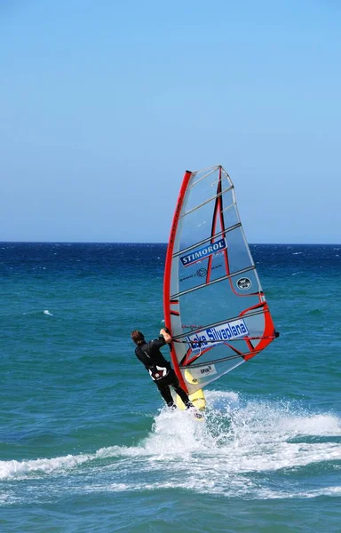 Ο άνθρωπος windsurfing στην παραλία Valdevaqueros, Tarifa, Ισπανία. — Φωτογραφία Αρχείου