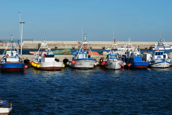 Geleneksel İspanyol balıkçılık balıkçı tekneleri ve liman, Tarifa, İspanya görünümünü. — Stok fotoğraf