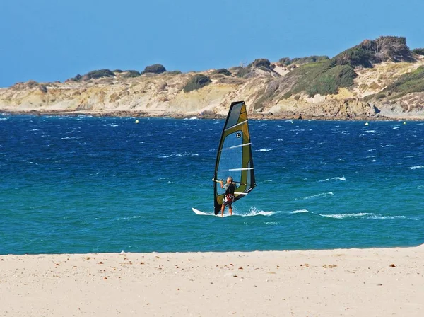 Człowiek, windsurfing od plaży Valdevaqueros, Tarifa, Hiszpania. — Zdjęcie stockowe