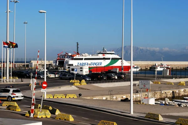 Vista de Tarifa a Tánger ferry en el puerto con vistas hacia la costa y montañas marroquíes, Tarifa, Cádiz . — Foto de Stock