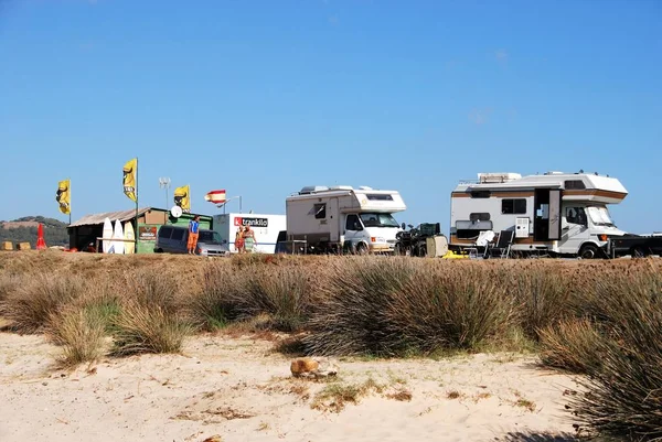 Tienda de surf y autocaravanas en las afueras de la playa de Valdevaqueros con gente disfrutando del entorno, Tarifa, Cádiz . — Foto de Stock