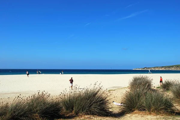 Turisté relaxační Valdevaqueros pláži s výhledem na moře, Tarifa, Španělsko. — Stock fotografie