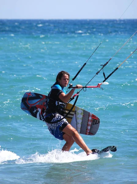 Kitesurfing γυναίκα ενώ εκμετάλλευση μια σανίδα του surf, Cabo Trafalgar, Ισπανία. — Φωτογραφία Αρχείου