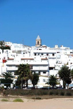 Sahilden Conil de la Frontera, İspanya görülen beyaz şehir görünümünü.