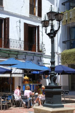 Turistler, kaldırım kafeleri Plaza de la Victoria eski şehir, Marbella, İspanya.