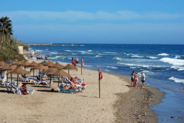 Turistler rahatlatıcı yükseltilmiş görünümünü Playa de las Canas Beach, Marbella, İspanya.