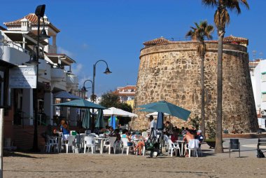 Plaza de sahilden La Cala de Mijas, İspanya görülen Torreon eski Saat Kulesi ve kaldırım kafe.