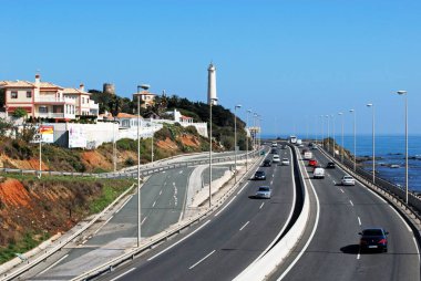 A7/N340 kıyı karayolu ve deniz feneri, El Faro, İspanya boyunca yükseltilmiş görünümü.