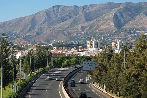 Şehir binaları ve dağların arkasına, Fuengirola, İspanya ile A7/N340 sahil yolu boyunca yükseltilmiş görünümü.