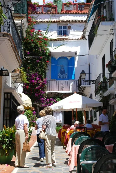 Turisták, a kiülős kávézók, a régi város, Marbella, Spanyolország. — Stock Fotó