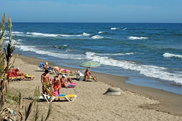 Av turister avkopplande förhöjda utsikt på stranden Playa de las Canas, Marbella, Spanien. — Stockfoto