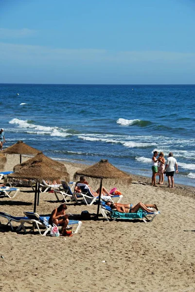 Turistler rahatlatıcı yükseltilmiş görünümünü Playa de las Canas Beach, Marbella, İspanya.