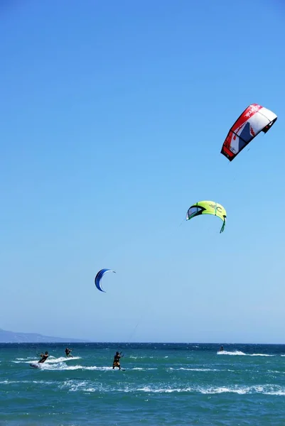 Kitesurfistas frente a la costa, Cabo Trafalgar, España . — Foto de Stock