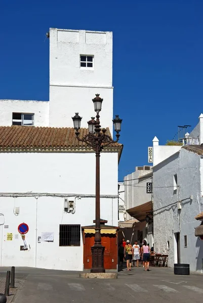Turister som gick förbi de Casa Carcel i gamla stan, Conil de la Frontera, Spanien. — Stockfoto