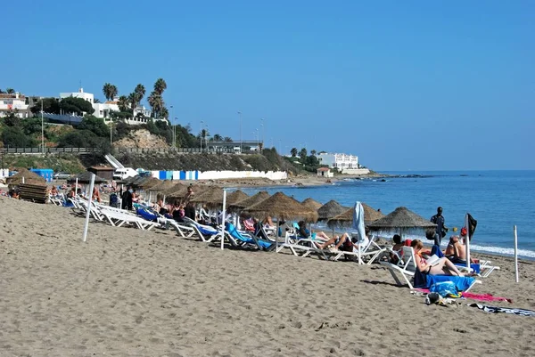 Zobacz wzdłuż plaży z turystów, ciesząc się słońcem, La Cala de Mijas, Hiszpania. — Zdjęcie stockowe