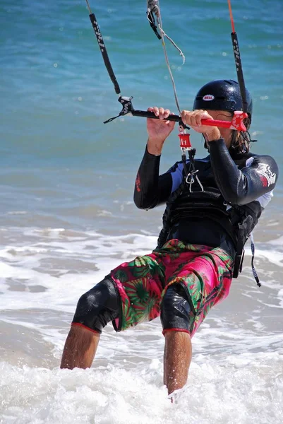 乘坐海浪的风筝冲浪者, 西班牙卡波特拉法加. — 图库照片