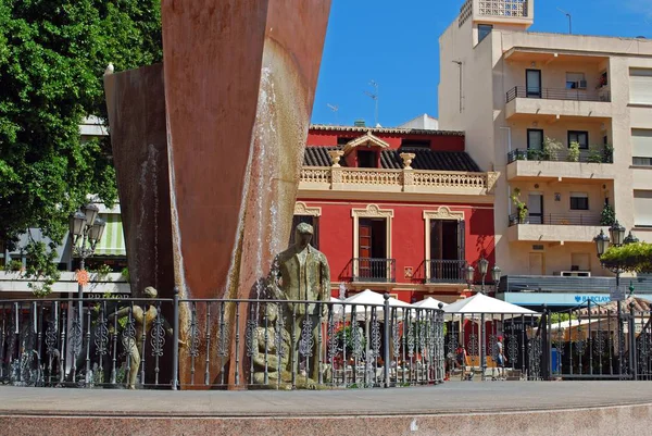 Fonte na Praça da Constituição (Plaza de la Constitucion), Fuengirola, Espanha . — Fotografia de Stock