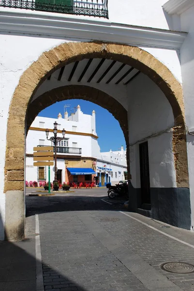 Şehir giriş kemer Plaza de Espana eski şehir, Conil de la Frontera, İspanya'dan görüldü. — Stok fotoğraf