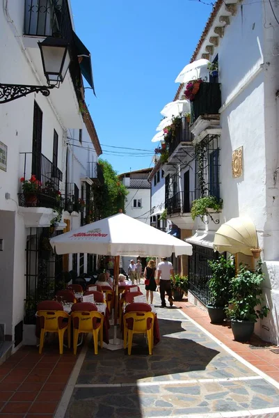 Turistas en cafeterías en el casco antiguo, Marbella, España . —  Fotos de Stock