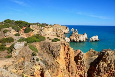 Okyanus manzaralı kayalıkların yükseltilmiş görünümü, Praia da Rocha, Portimao, Portekiz.